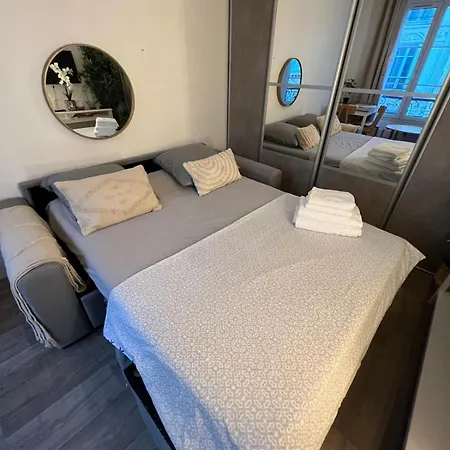 Moderne Au Coeur De Batignolles Parigi