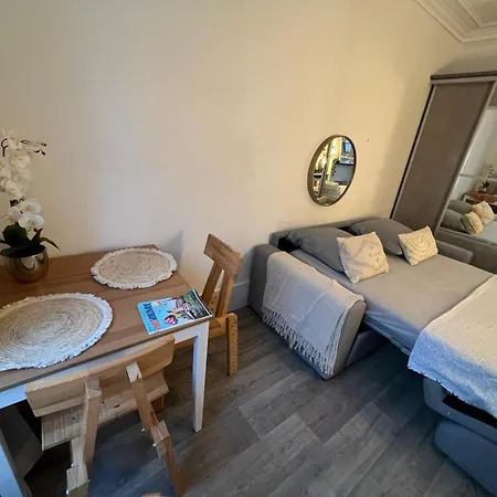 Moderne Au Coeur De Batignolles Parigi